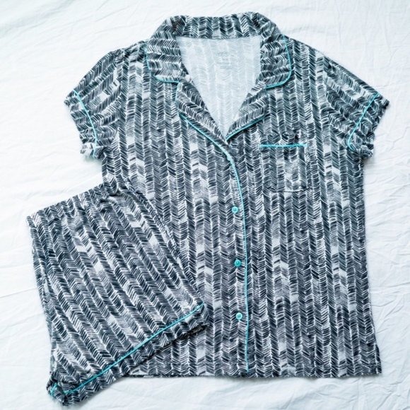 ISO Gilligan & O'Malley Black Cream Feather Geometric Sleep Fluid Pajama Shorts - Picture 5 of 6